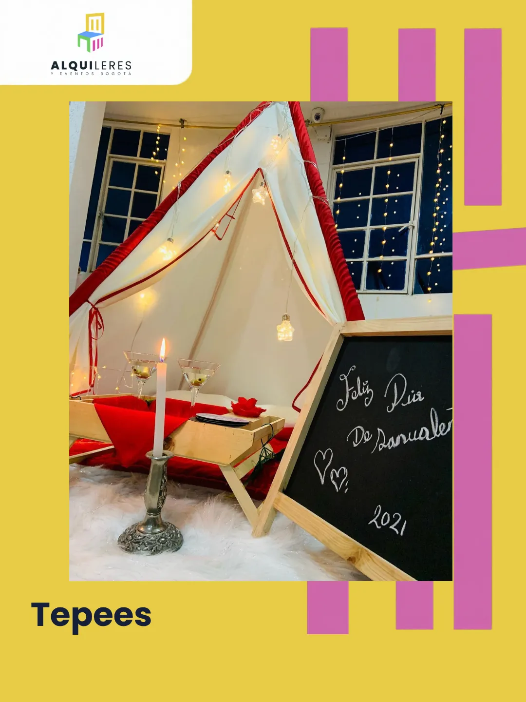 Tipi blanco con borde rojo, velas y tablero de tiza con mensaje para aniversario
